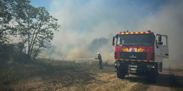 За добу на Миколаївщині – 16 пожеж. Одну, спричинену ворожим обстрілом, ще ліквідовують (ФОТО)