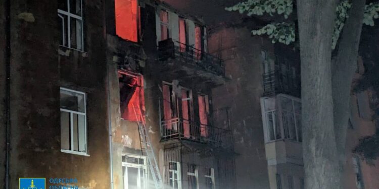 Внаслідок нічної атаки на Одесу одна людина загинула, 14 постраждали (ФОТО)