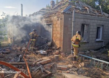 Рятувальники Миколаївщини показали, як ліквідовували наслідки ракетного удару по Очакову (ФОТО)