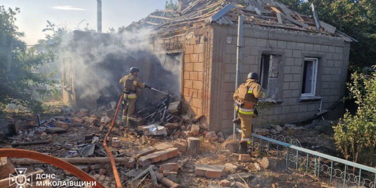 Рятувальники Миколаївщини показали, як ліквідовували наслідки ракетного удару по Очакову (ФОТО)