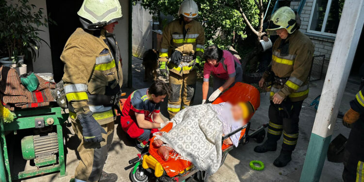 На ранковій пожежі в Миколаєві врятовано 81-літню маломобільну жінку (ФОТО)