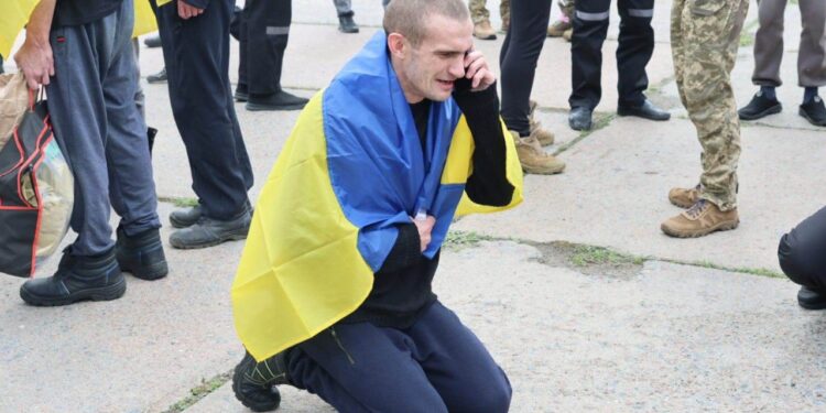 Україна повернула додому ще одну групу полонених, частину з них вважали зниклими (ФОТО)
