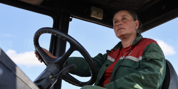 Трактористка. Як фермерка з Миколаївщини змінила фах на «чоловічу» професію (ФОТО)