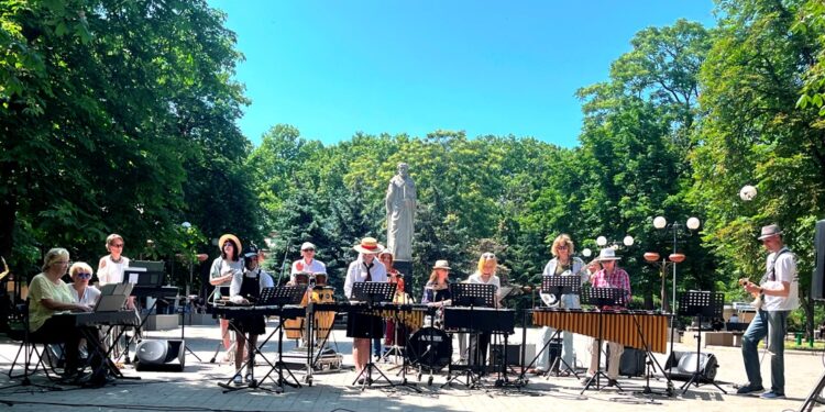 «Музика єднає друзів» – у Миколаєві просто неба дали концерт учні та педагоги мистецьких шкіл міста (ФОТО)