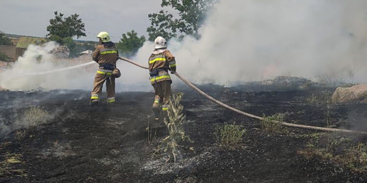 На Миколаївщині – 24 пожежі за добу: це наслідки необережного поводження з вогнем та ворожого обстрілу (ФОТО)