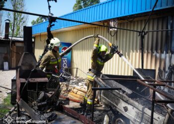 У Миколаєві рятувальники загасили заклад харчування та запобігли вибуху газових балонів (ФОТО)