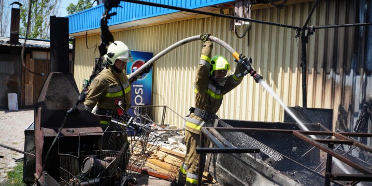 У Миколаєві рятувальники загасили заклад харчування та запобігли вибуху газових балонів (ФОТО)