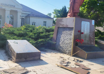 На Миколаївщині 34-річний чоловік пошкодив пам’ятник загиблим військовим, йому загрожує 3 роки ув’язнення (ФОТО)