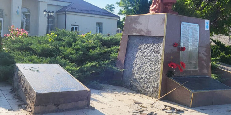 На Миколаївщині 34-річний чоловік пошкодив пам’ятник загиблим військовим, йому загрожує 3 роки ув’язнення (ФОТО)