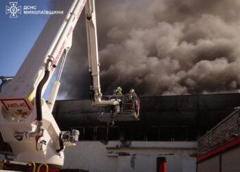 На Миколаївщині загасили пожежу, спричинену ворожим ударом (ФОТО, ВІДЕО)