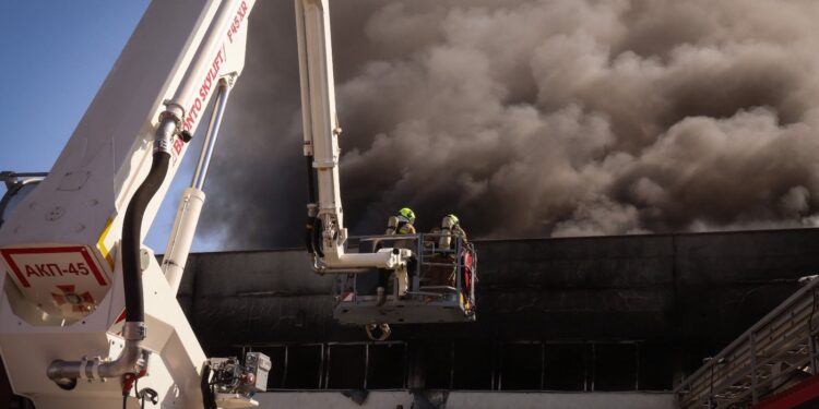 На Миколаївщині загасили пожежу, спричинену ворожим ударом (ФОТО, ВІДЕО)