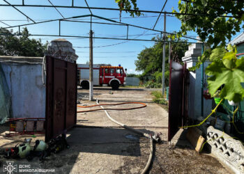 Зранку в Корабельному районі Миколаєва спалахнув будинок – пожежні встигли вчасно (ФОТО)