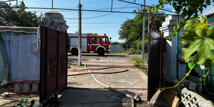 Зранку в Корабельному районі Миколаєва спалахнув будинок – пожежні встигли вчасно (ФОТО)