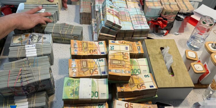 На Львівщині посадовці привласнили понад 64 млн грн на закупівлі авто для військових (ФОТО)