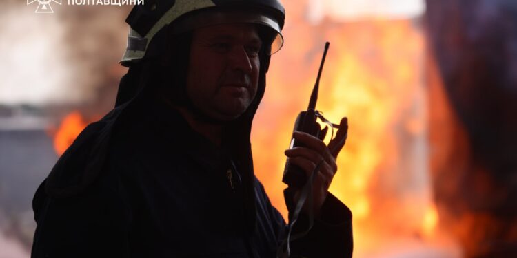 Наслідки нічної російської атаки: у Смілі – 6 постраждалих, у Кременчуці ліквідовують пожежу (ФОТО)