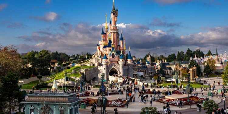 Скандальна історія в Парижі. Чоловік винайняв Діснейленд для “весілля” з 9-річною українкою