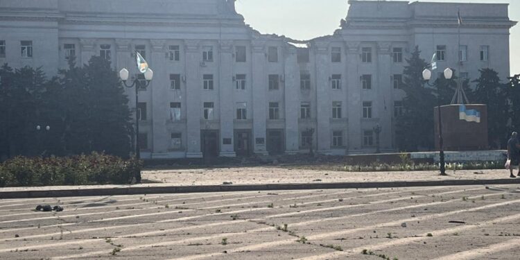 Російська ранкова атака на Херсон – 3 постраждалих, пошкоджена ОВА, освітні та медичні заклади (ФОТО)