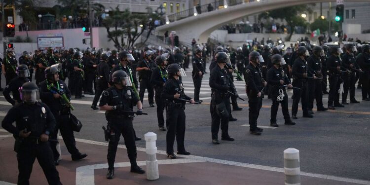 У Лос-Анджелесі ввели комендантську годину, антитрампівські протести ширяться Америкою (ФОТО, ВІДЕО)