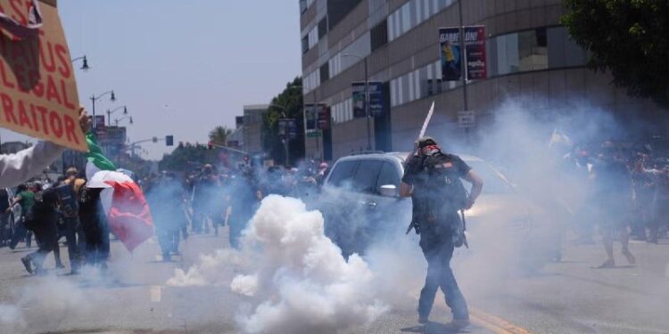 Гегсет погрожує ввести в Лос-Анджелес ще й морпіхів, губернатор Каліфорнії закликав забрати Нацгвардію (ВІДЕО)