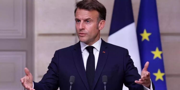 Макрон поїде до Гренландії, причому не сам