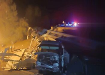 У Брянській області ймовірно підірваний автомобільний міст впав на пасажирський потяг (ФОТО, ВІДЕО)