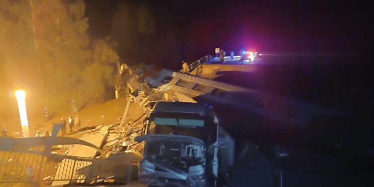 У Брянській області ймовірно підірваний автомобільний міст впав на пасажирський потяг (ФОТО, ВІДЕО)