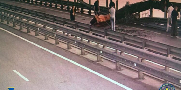 СБУ знову атакувало Кримський міст – тепер підводним ударом (ВІДЕО)