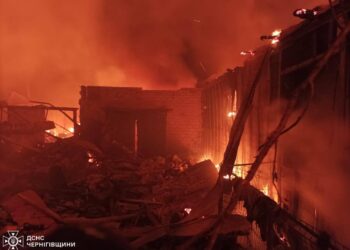 Вночі у Прилуках рятувальник гасив пожежу у власному домі – шахед вбив його дружину, доньку й онука, – Зеленський (ФОТО)