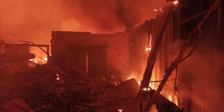 Вночі у Прилуках рятувальник гасив пожежу у власному домі – шахед вбив його дружину, доньку й онука, – Зеленський (ФОТО)