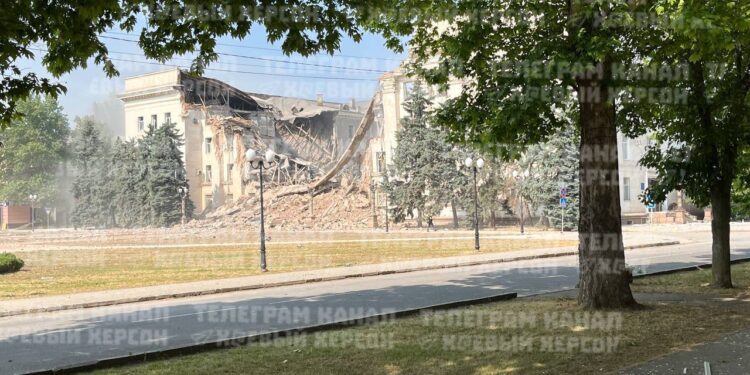 Окупанти знову вдарили по Херсонській ОВА – будівля майже зруйнована (ФОТО, ВІДЕО)