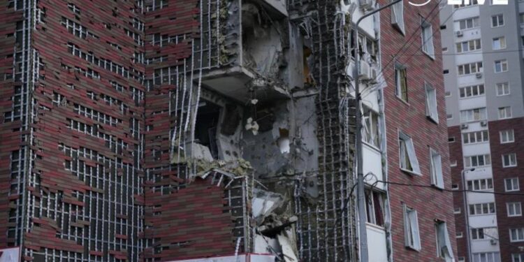 Внаслідок нічної атаки у Києві є поранені, понівечені житлові будинки (ФОТО, ВІДЕО)