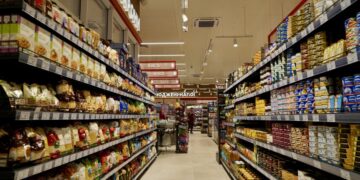 Вже 75% українців шукають в магазинах товари із знижками