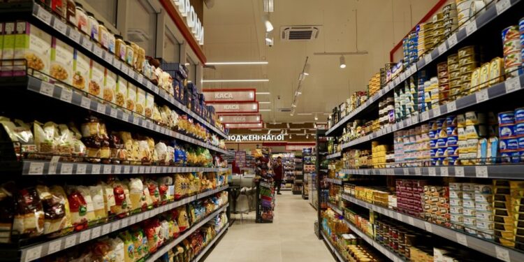 Вже 75% українців шукають в магазинах товари із знижками