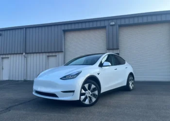 Tesla здійснила першу в історії повністю автономну доставку автомобіля