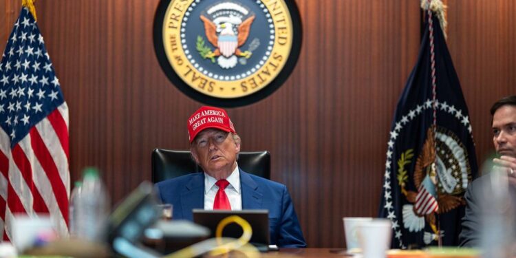 Ще вчора Трамп запевняв, що не хоче зміни режиму в Ірані, а тепер – “чому б і ні”?