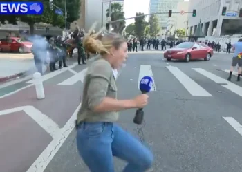 У США поліція поцілила в журналістку гумовою кулею, поки та висвітлювала протести (ВIДЕО)