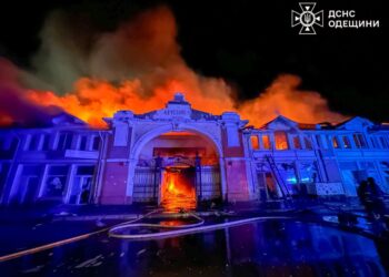 Після нічної атаки «шахедів» в Одесі горить ринок «Привоз». У Миколаєві – теж пожежа (ФОТО)