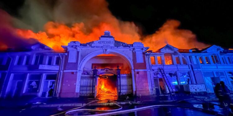 Після нічної атаки «шахедів» в Одесі горить ринок «Привоз». У Миколаєві – теж пожежа (ФОТО)