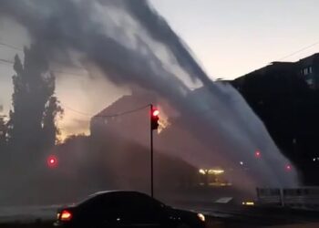 У центрі Миколаєва прорвало трубу, фонтан води піднявся на кілька метрів (ВІДЕО)