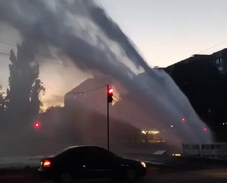 У центрі Миколаєва прорвало трубу, фонтан води піднявся на кілька метрів (ВІДЕО)