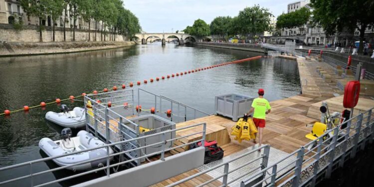 У Парижі після 100-річної перерви дозволили купатися в Сені (ВІДЕО)