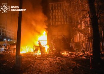 Внаслідок нічної атаки на Одесу загинила людина (ФОТО, ВІДЕО)
