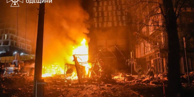 Внаслідок нічної атаки на Одесу загинила людина (ФОТО, ВІДЕО)