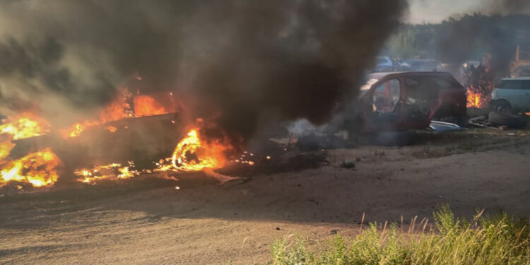 Не тільки зернові. Вогнеборці Миколаївщини загасили пожежі автівок та на підприємстві