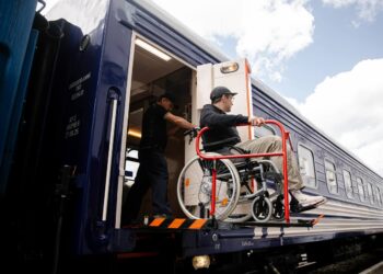 Укрзалізниця показала перший безбар’єрний вагон для пасажирів на колісних кріслах (ФОТО)