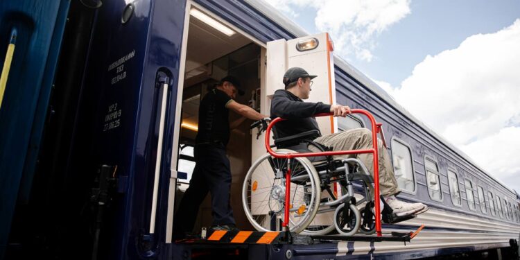 Укрзалізниця показала перший безбар’єрний вагон для пасажирів на колісних кріслах (ФОТО)