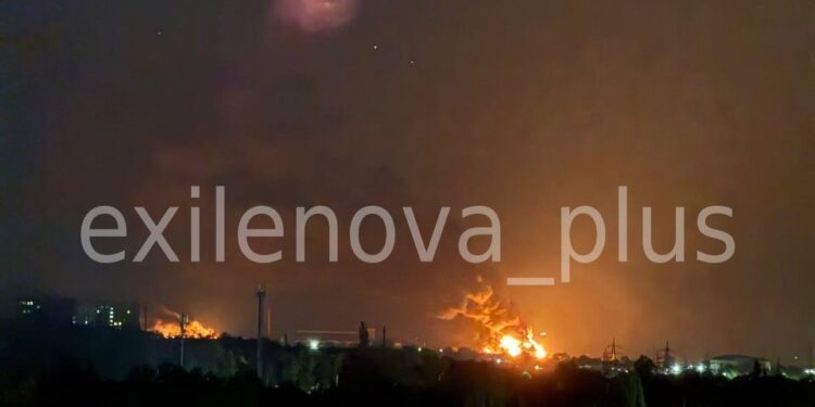 У Луганську вночі атаковане нафтосховище, лунали вибухи і у Ясинуватій (ВІДЕО)