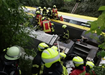 У Німеччині пасажирський потяг зійшов із рейок, є загиблі (ФОТО, ВІДЕО)