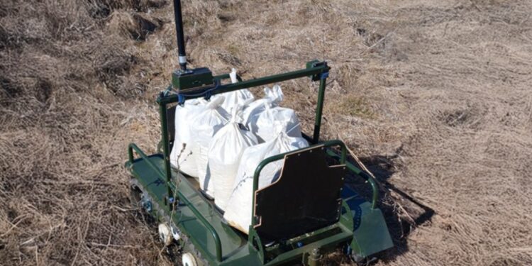 Ось такий «Лютик» – Міноборони допустило до експлуатації гусеничного робота-логіста