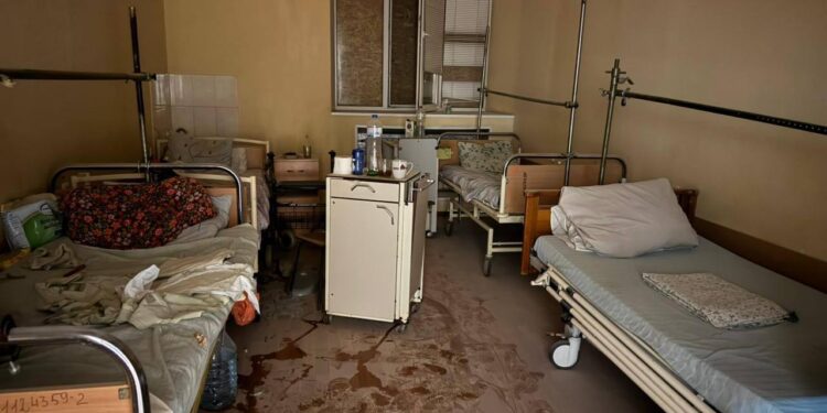 РФ обстріляла лікарню в Херсоні – поранені пацієнти і медсестри (ФОТО)